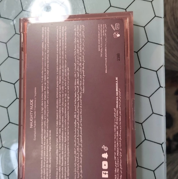 Huda Beauty Naughty nudes Palette - Picture 3 of 3